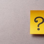 un post it con un punto interrogativo per chiarire i dubbi legali in materia di lavoro agile